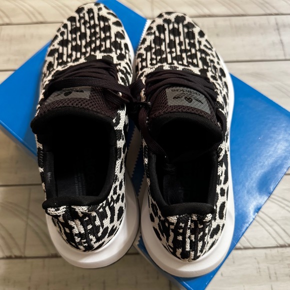 Women's Adidas Swift Run Shoes - New in Box - Size 9.5 - Picture 8 of 9